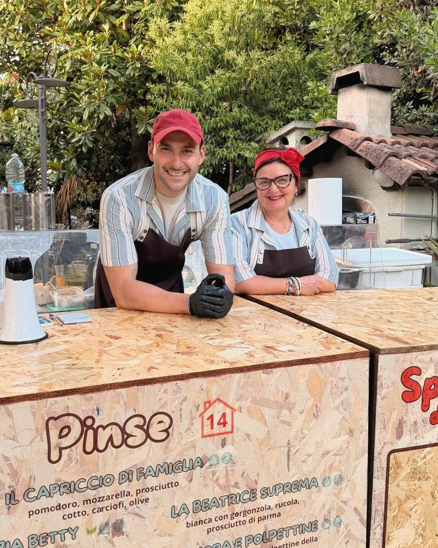 Il bancone del cibo al Giardino di Famiglia, con il personale