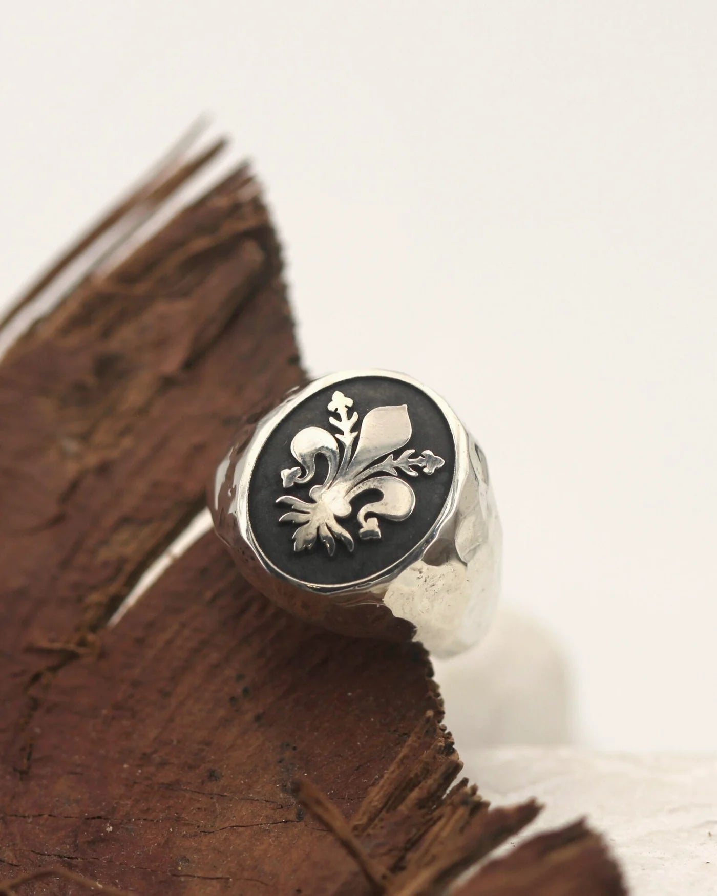 Anello da uomo in argento sfaccettato con il giglio fiorentino inciso