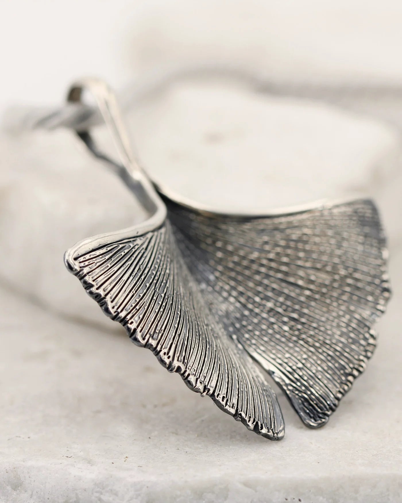 Pendente in argento a forma di foglia di ginkgo biloba