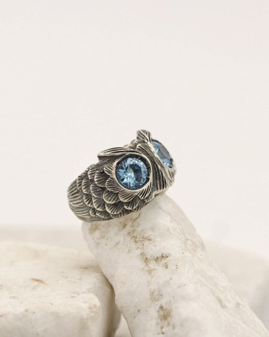 Anello a forma di gufo in argento con topazio azzurro