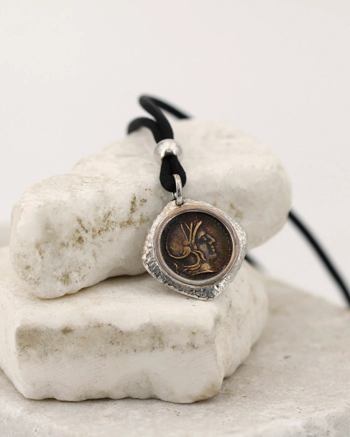 Pendente in argento con una moneta romana in bronzo incastonata