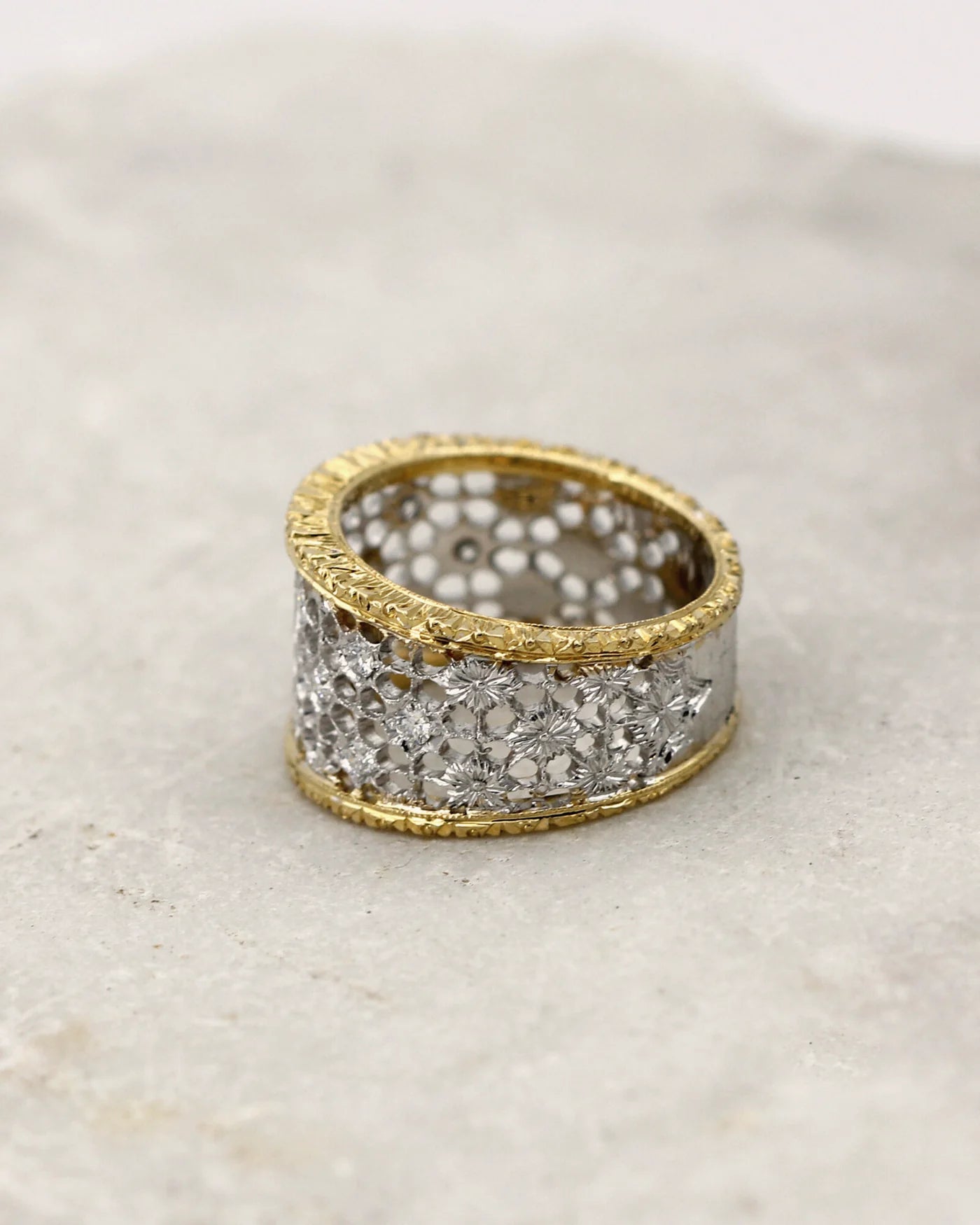 Anello in oro con lavorazione fiorentina a rete e diamanti naturali