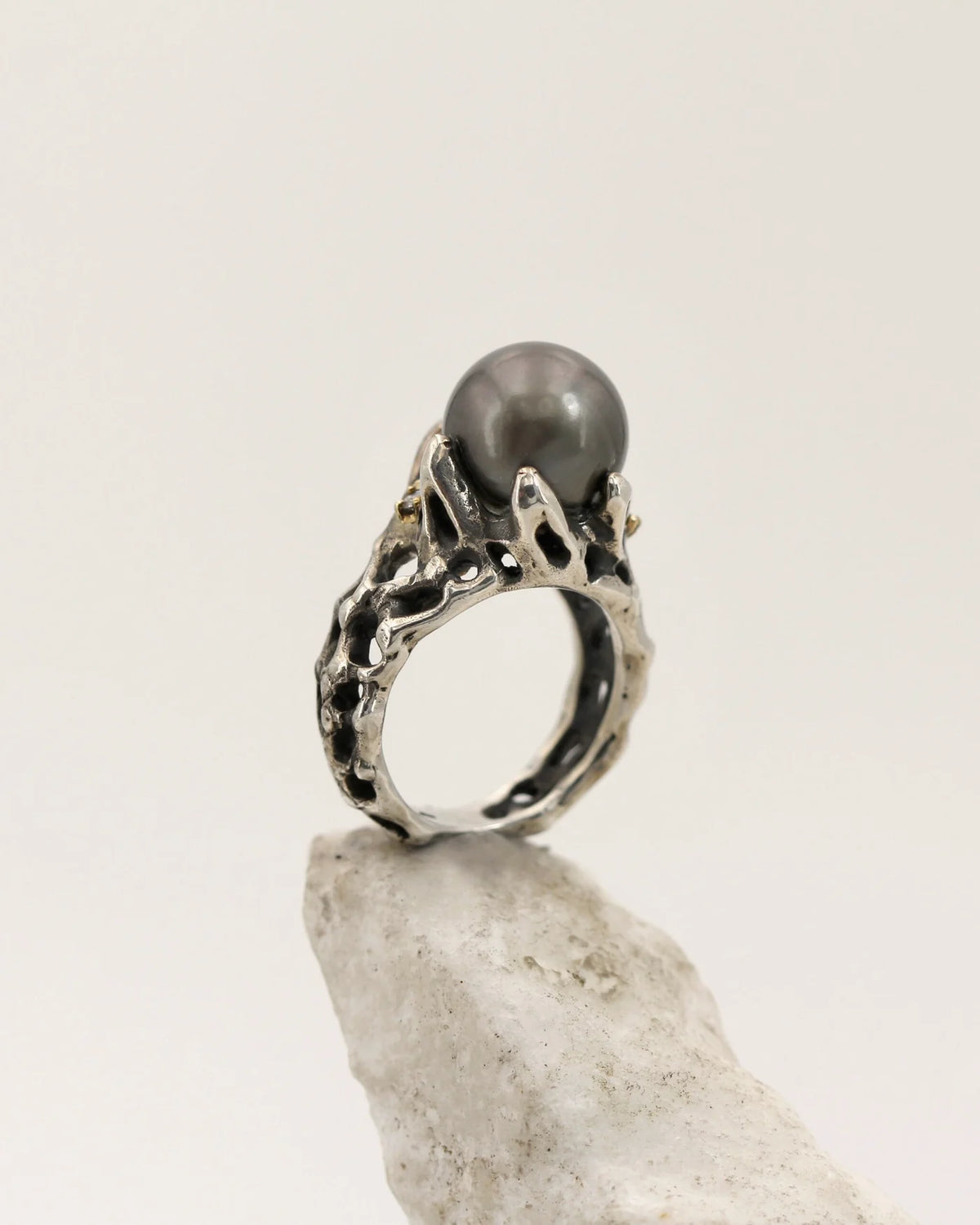 Anello in oro e argento con perla di Tahiti e due diamanti naturali