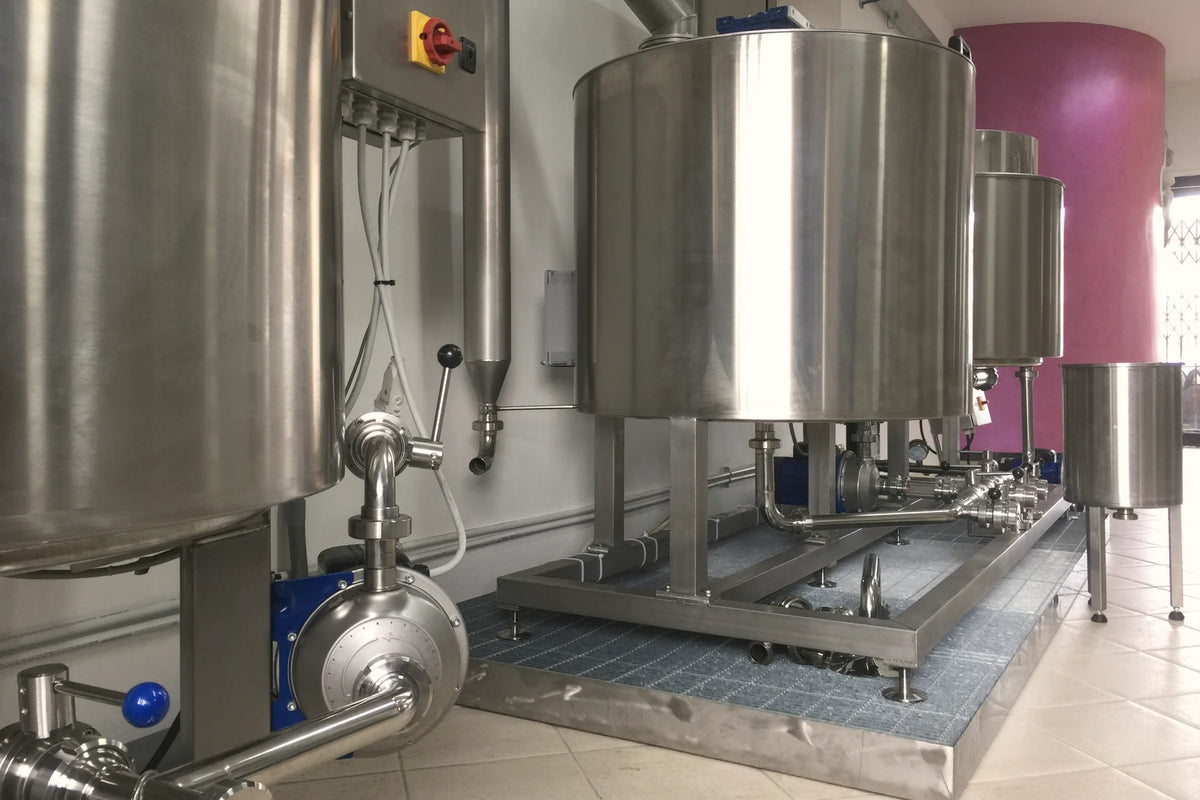 La fila dei fermentatori in acciaio inox