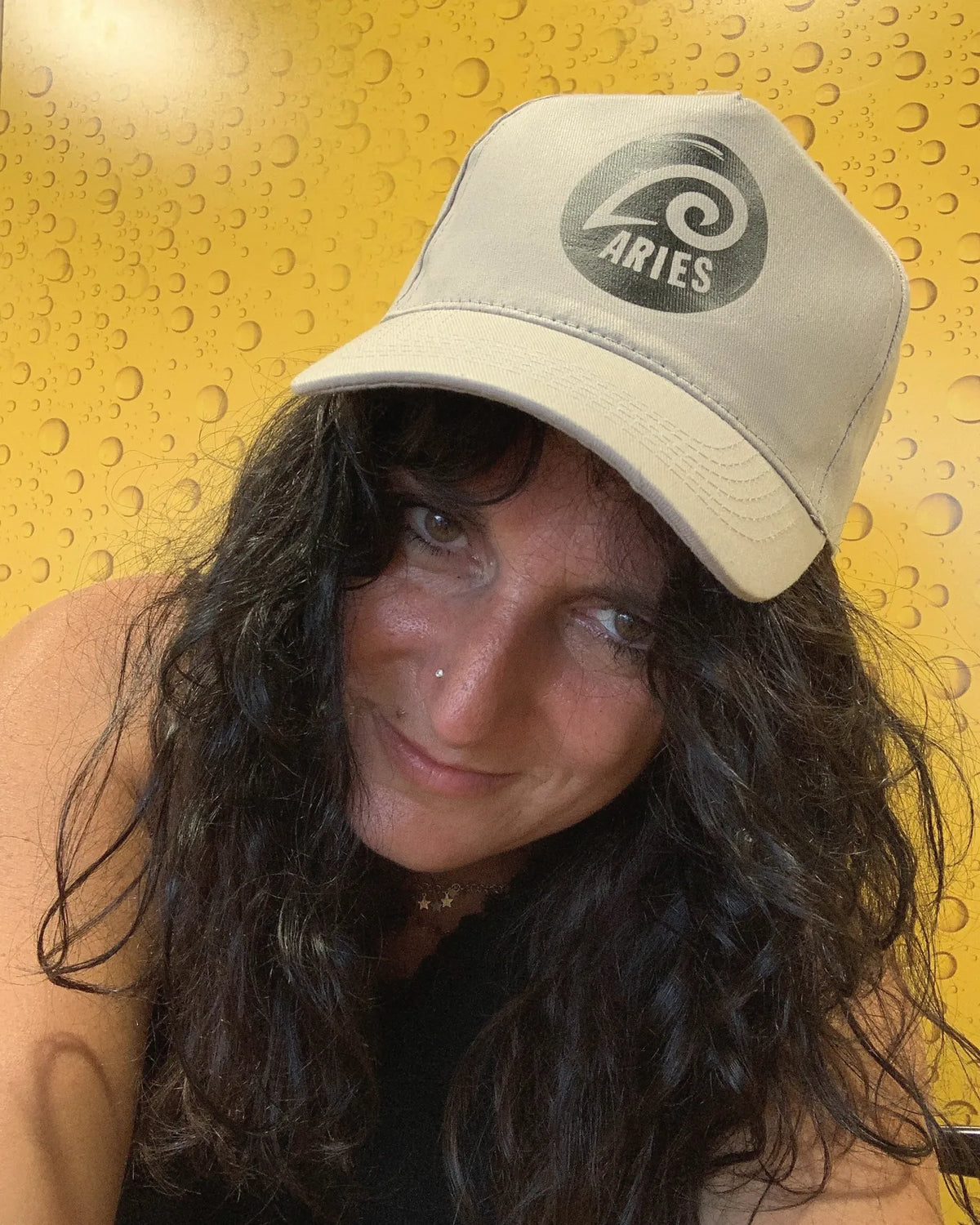 Silvia dello staff Aries, con il cappellino del birrificio