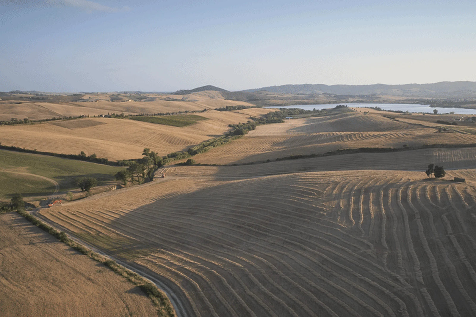 Veduta aerea dei campi coltivati sulle colline toscane