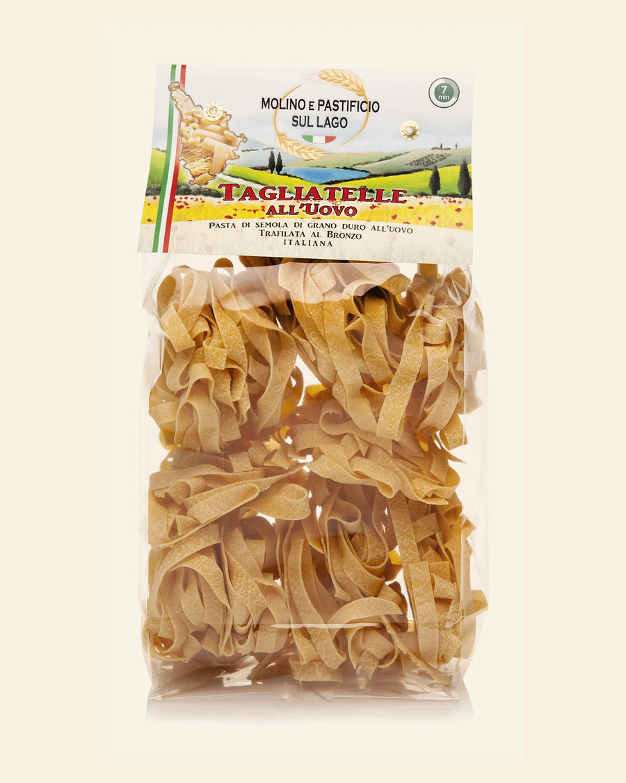 Confezione di tagliatelle all'uovo, in posa
