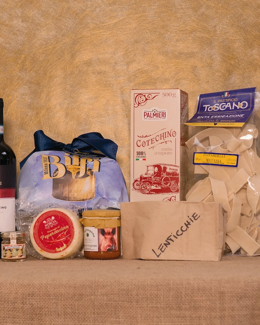 Un altro dei cesti regalo classici, con salumi, formaggi e pasta toscana