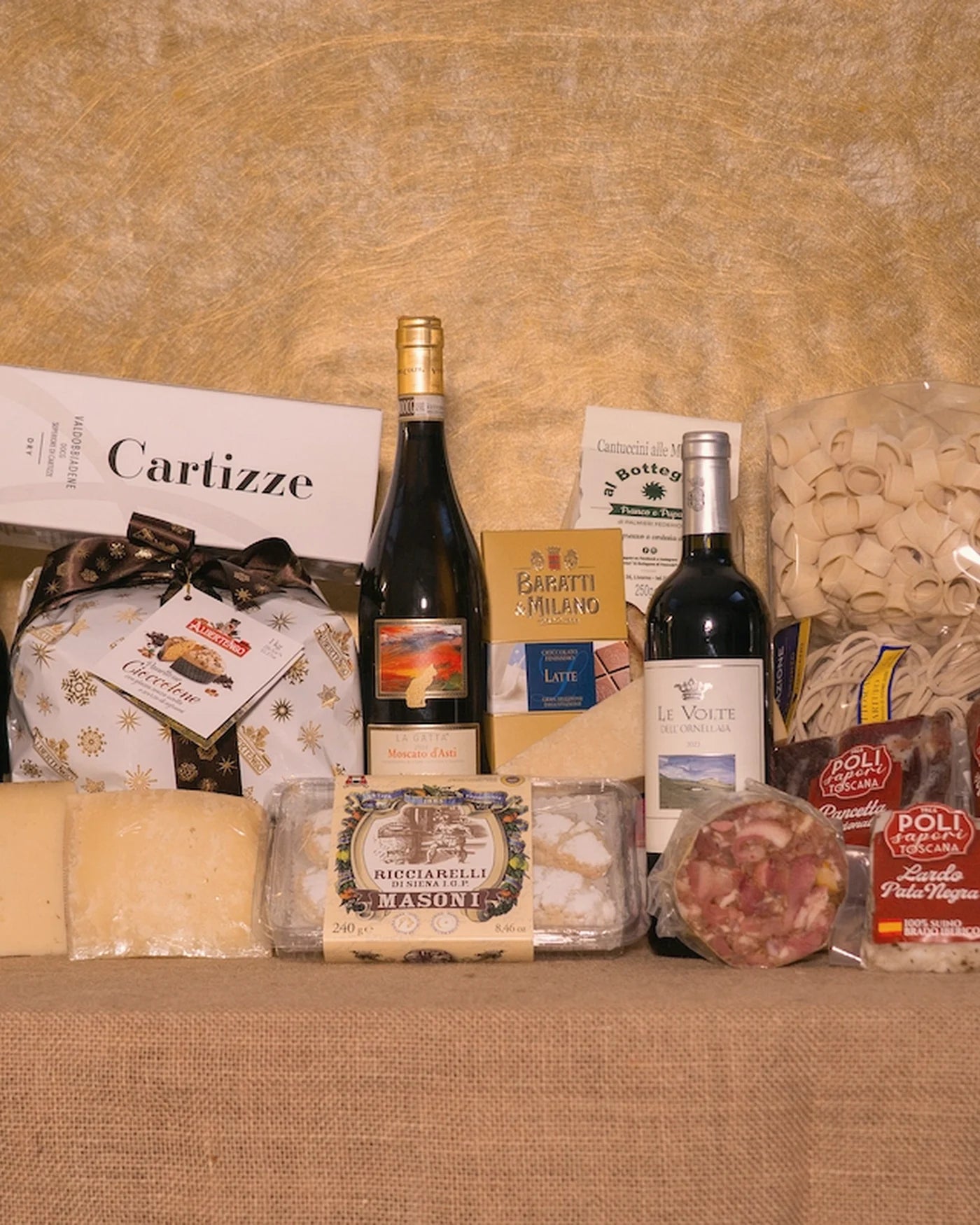 Un cesto regalo classico con cotechino, spumante e conserve
