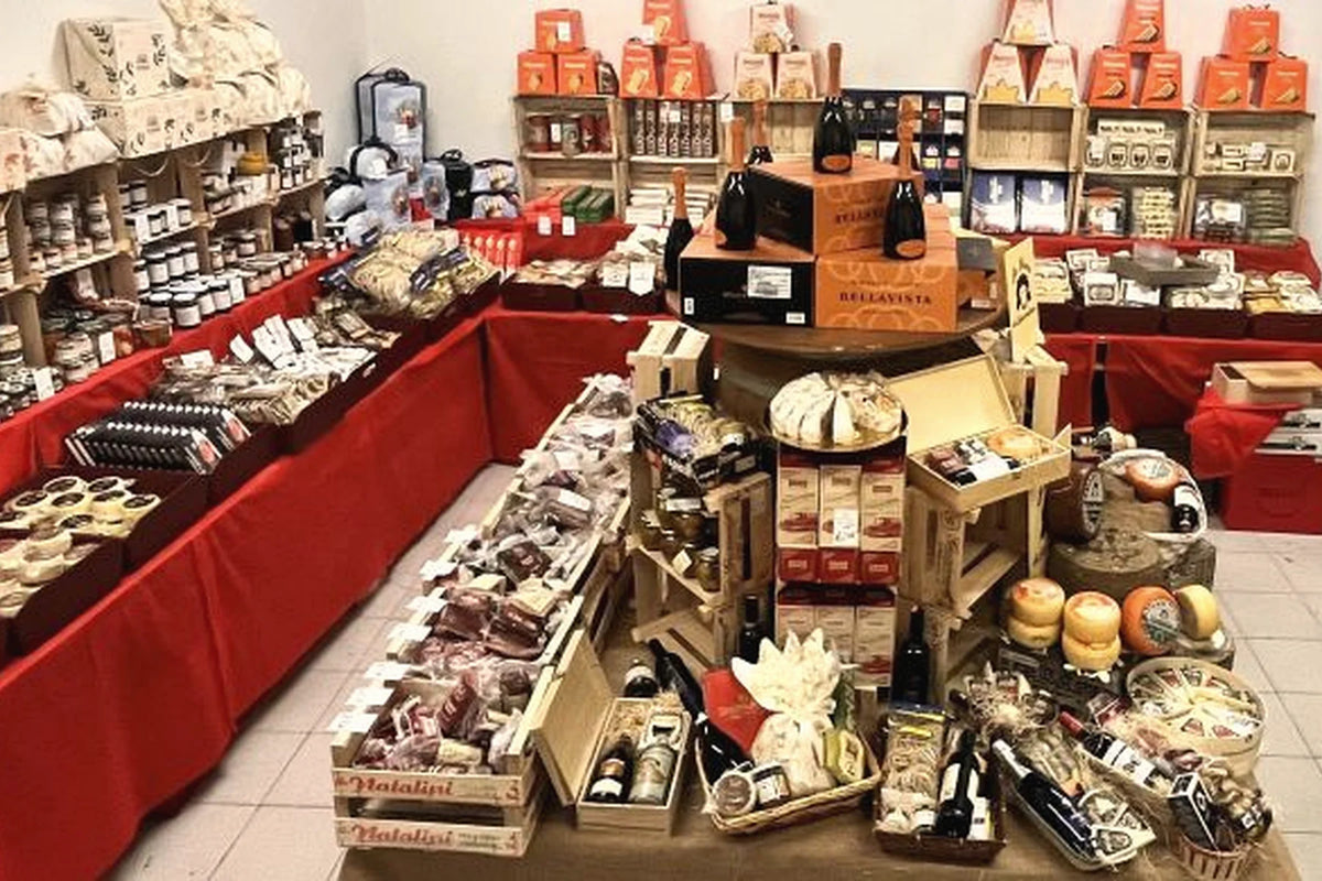 Lo showroom e l'enoteca, con il banco centrale e gli scaffali di bottiglie