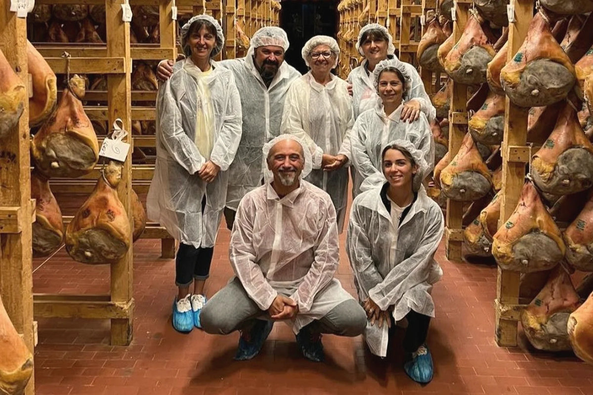 La squadra in camice nella stanza di stagionatura