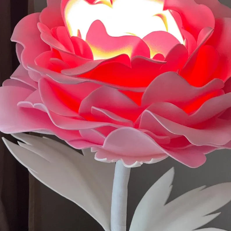 Primo piano di una corolla rosa accesa dall'interno