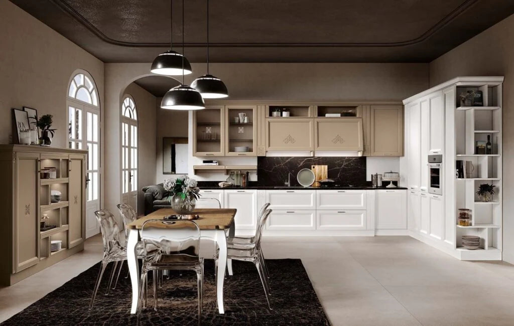 Cucina classica con ante a telaio, decoro sulle cappe e pensili fino al soffitto