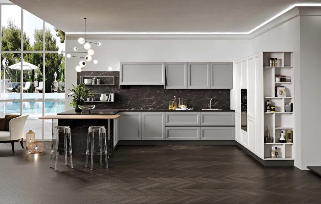 Cucina contemporanea con isola, piano in marmo scuro e vista sulla piscina