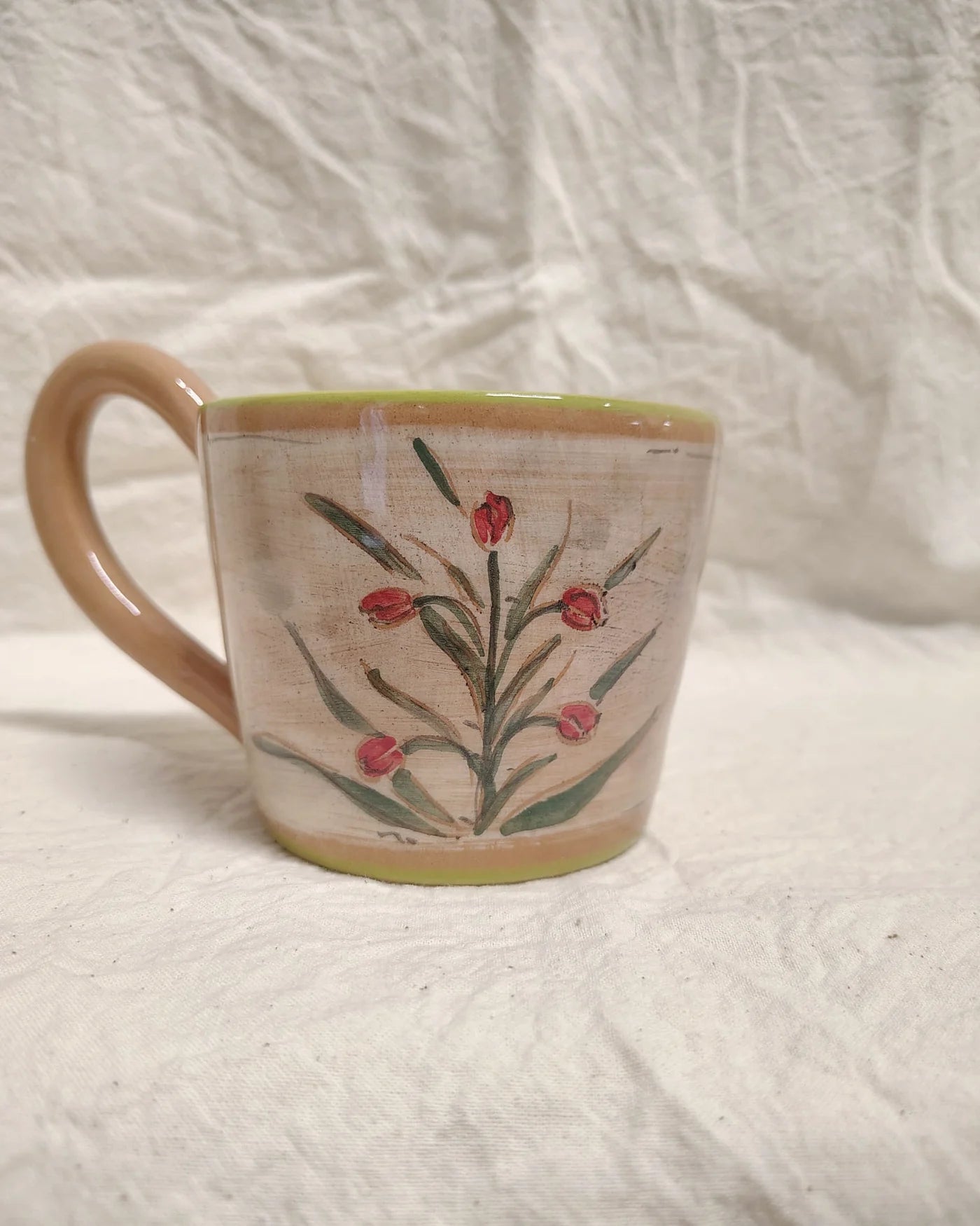 Tazza con bacche rosse e bordo giallo