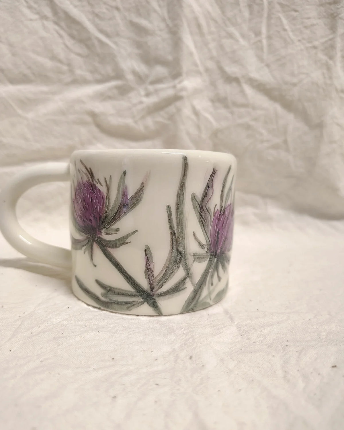 Tazza dipinta con cardi viola