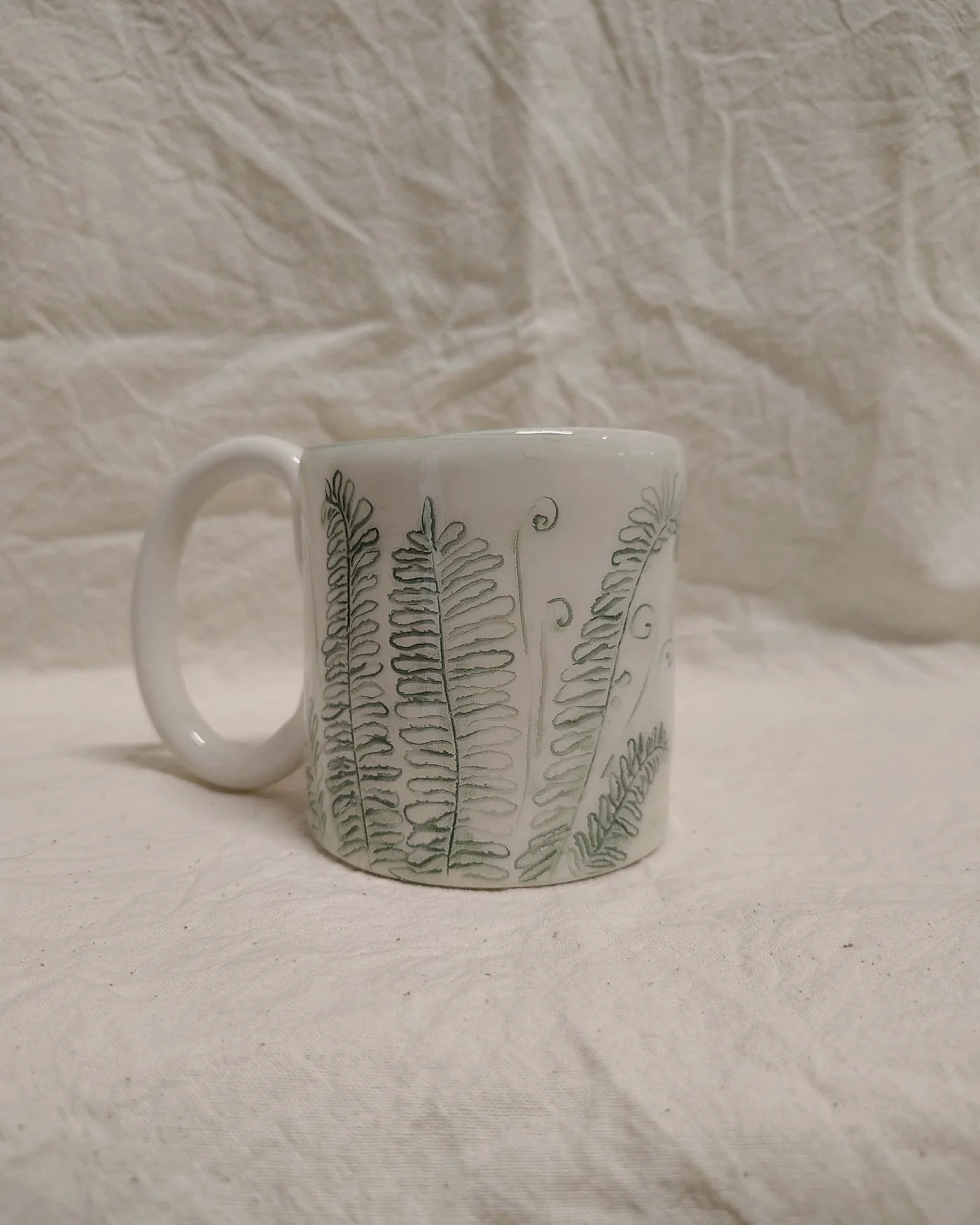 Tazza dipinta con felci verdi