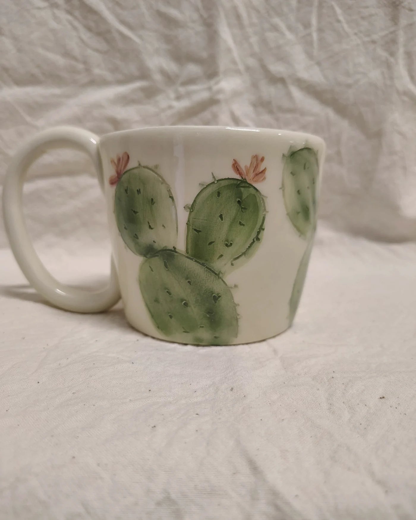 Tazza dipinta con pale di fico d'India e fiori