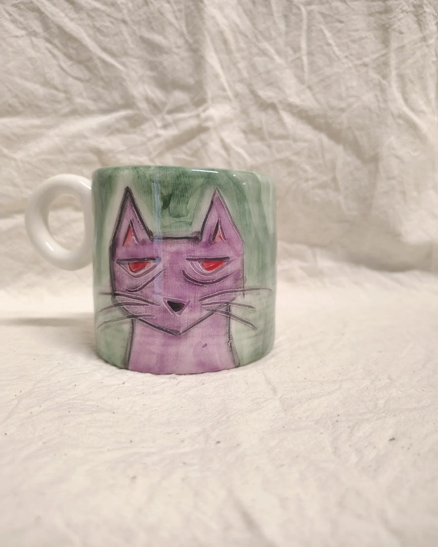 Tazza con un gatto rosa su fondo verde