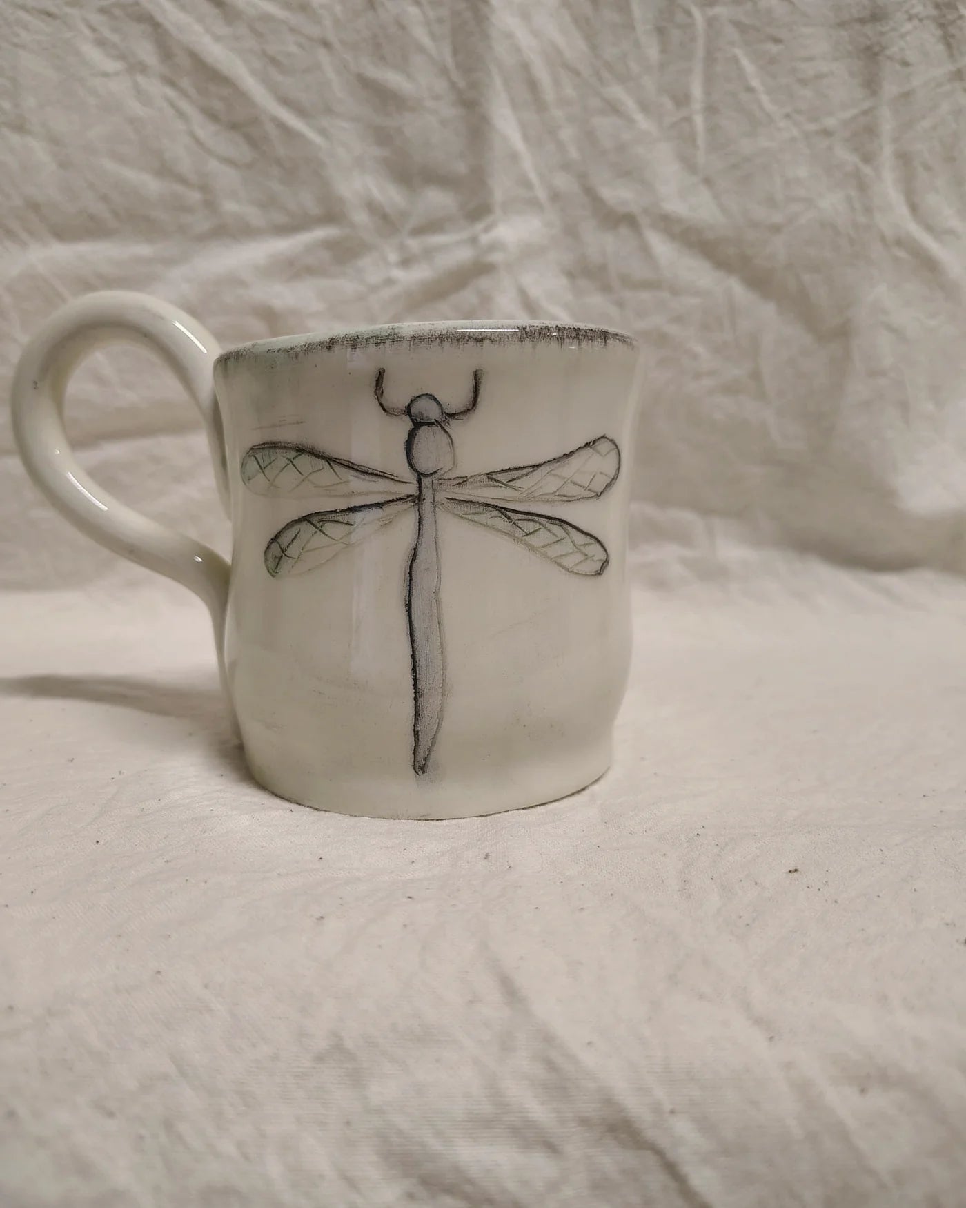 Tazza con una libellula disegnata a mano