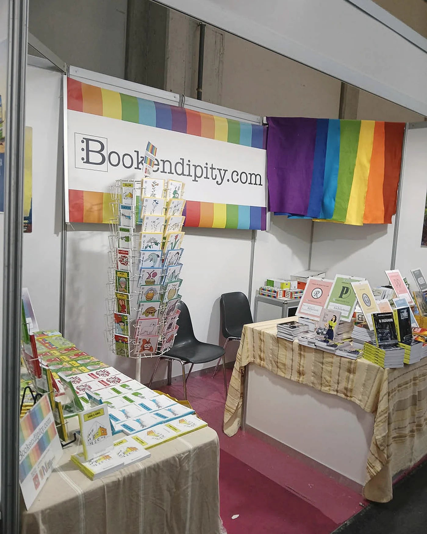 Il banco Bookendipity a una fiera, con i libri esposti