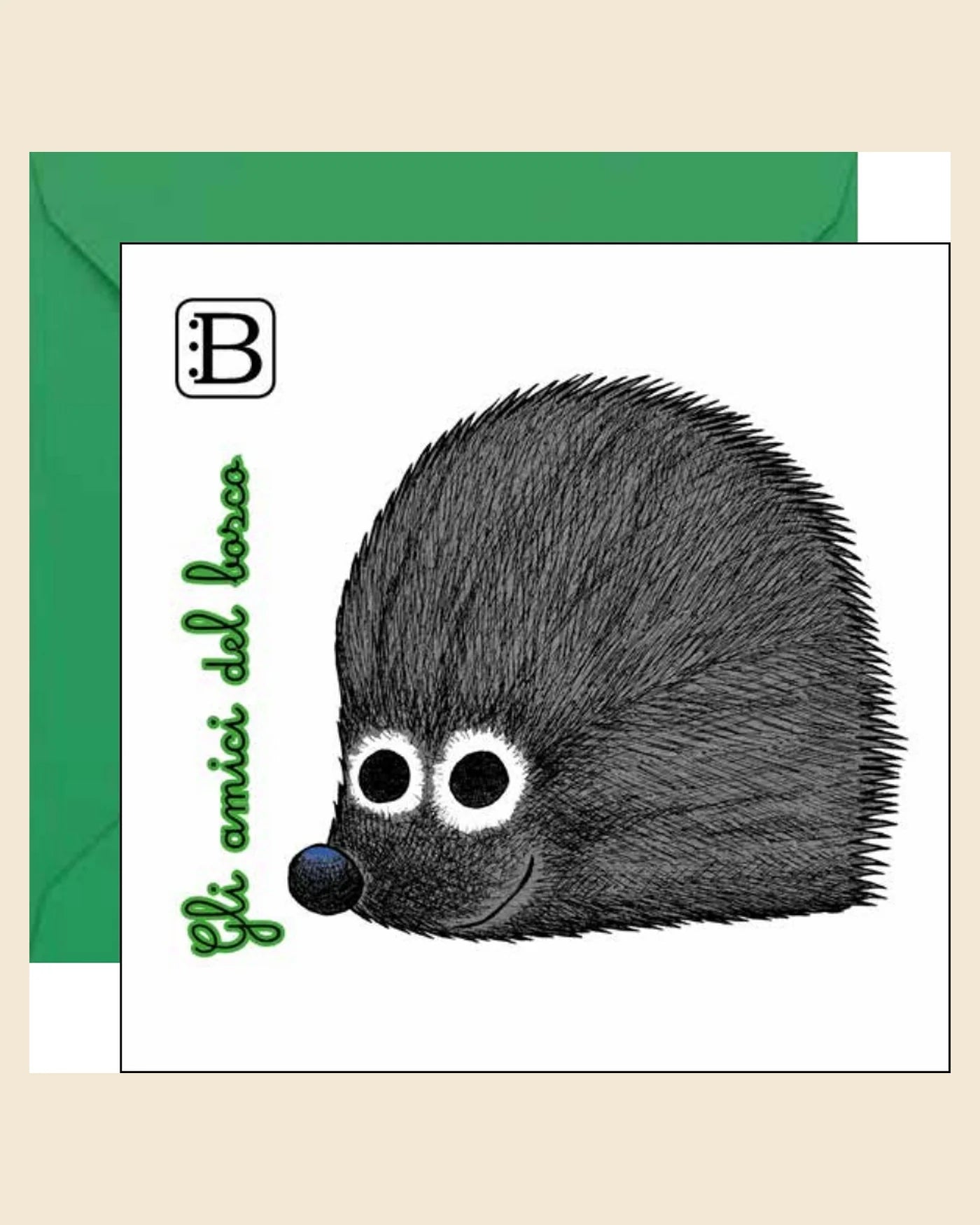 Biglietto d'auguri con un riccio, davanti alla busta verde