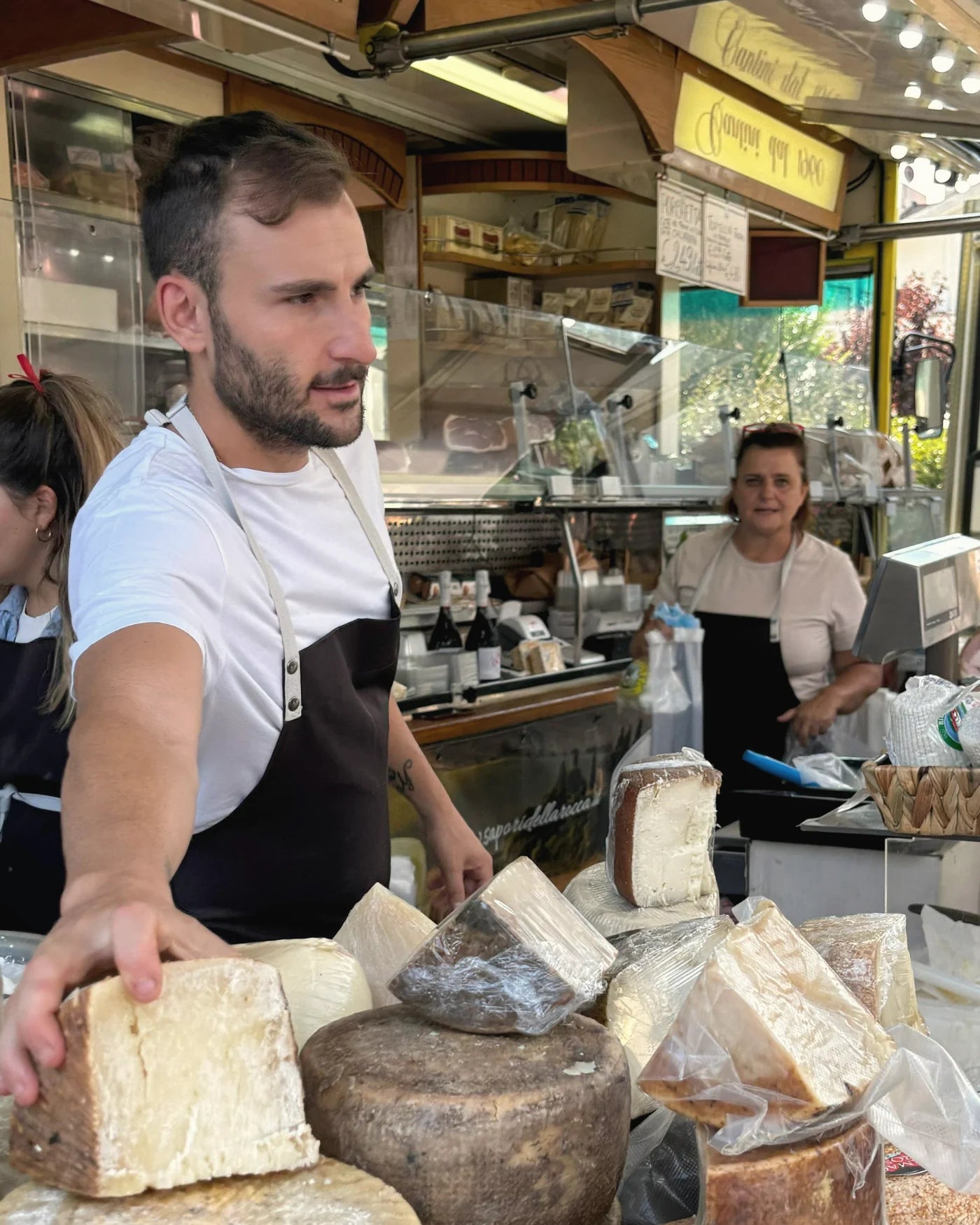 Il banco di Sapori della Rocca al mercato coperto, con il taglio dei formaggi