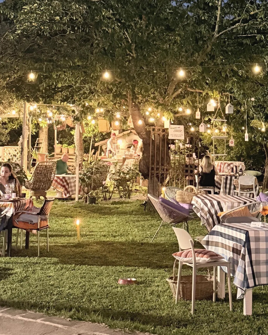 Il Giardino di Famiglia illuminato la sera