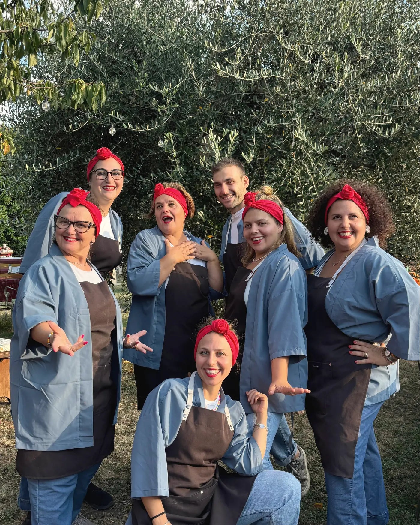 La squadra di Sapori della Rocca in divisa da lavoro sotto gli ulivi