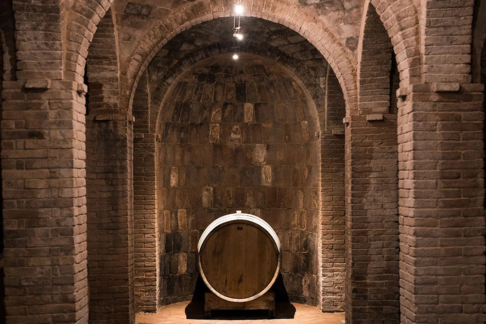 La cantina a volte di mattoni con una grande botte in fondo