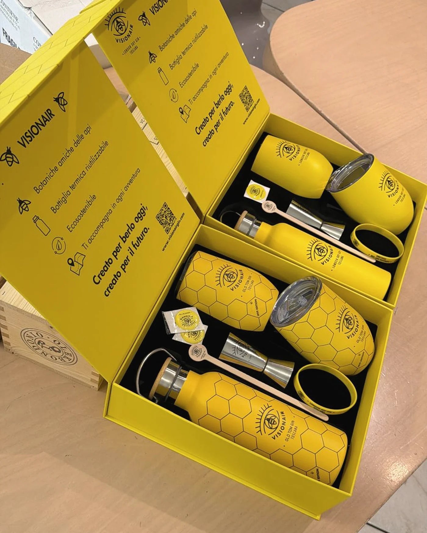 Il cofanetto regalo aperto sul tavolo di un ufficio
