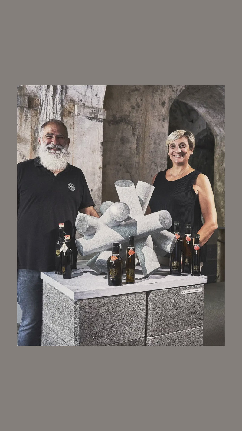 Le fotografie di Podere Macolo in sequenza: i titolari, l'oliveto del Montalbano, le reti sotto gli olivi e le olive raccolte.