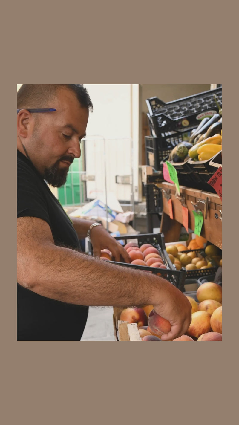 Le fotografie di Al Bottegone in sequenza: la facciata storica, il banco dei salumi e dei formaggi, l'enoteca.