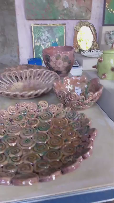 Il banco del Papavero in fiera: le socie al lavoro fra ceramiche, pannelli e cuscini dipinti a mano